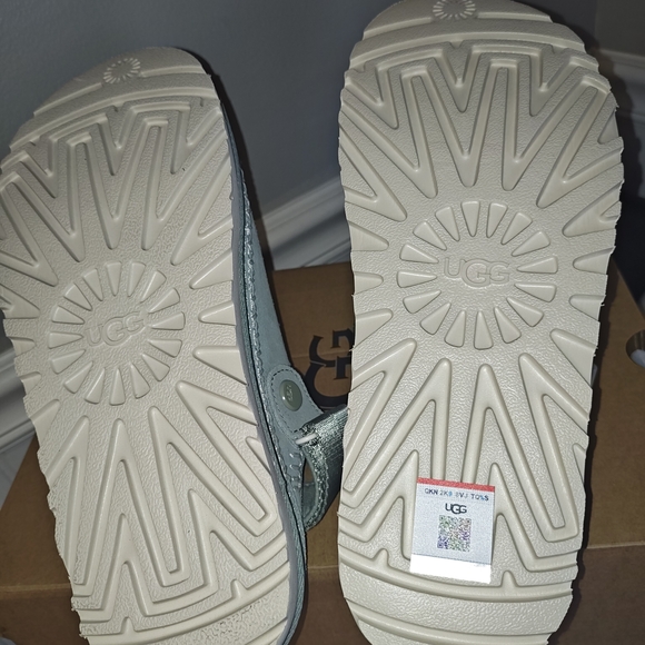 UGG Goldenstar Clogs - Picture 4 of 5